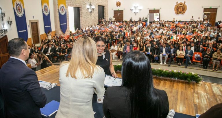 Ceremonia de conclusión de Diplomados de la Facultad de Odontología