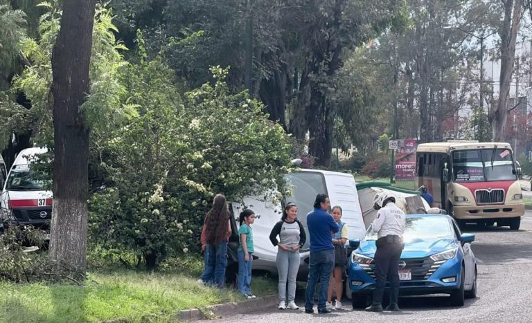 Camioneta pipa vuelca parcialmente y cae encima de automóvil
