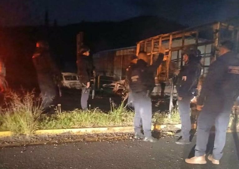 Presunto enfrentamiento entre grupos criminales desata quema de vehículos en Zinapécuaro