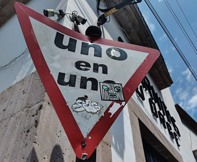 Dan mantenimiento y llaman al cuidado de la señalética vertical