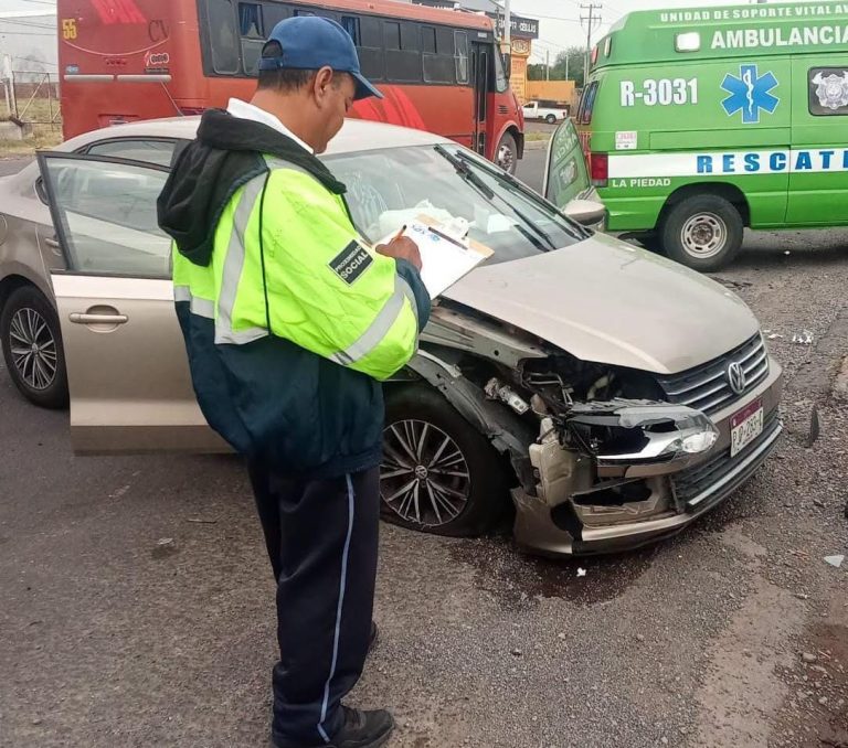 Tráiler choca contra auto y huye en la carretera La Piedad-Degollado