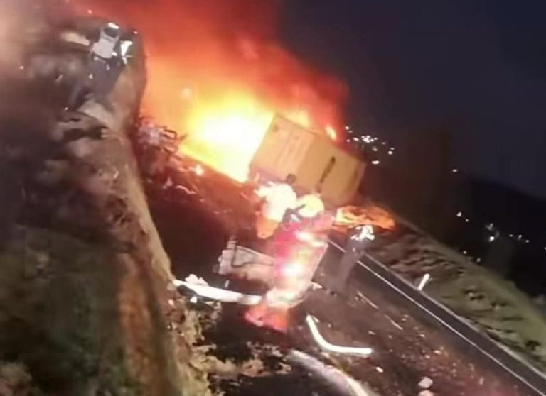 Arde tráiler tras accidente en la México-Guadalajara