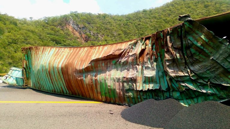 Se desprende remolque de tráiler y vuelca, en la autopista Siglo XXI