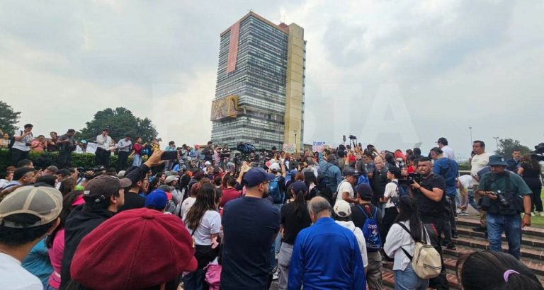 Jóvenes aspirantes se manifiestan en pro y en contra de examen presencial en UNAM