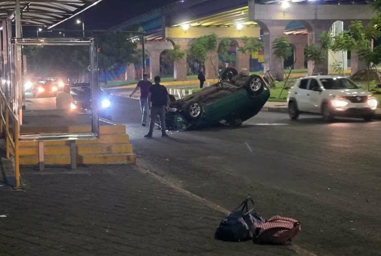 Vuelca auto a la altura de la Terminal de Autobuses de Morelia
