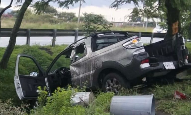Se registra volcadura de camioneta en la carretera Morelia-Pátzcuaro