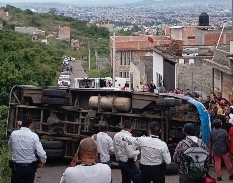 Vuelca camión de la ruta Centros Comerciales en Morelia; al menos 13 lesionados