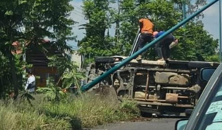 Camioneta vuelca en la avenida Madero Poniente de Morelia