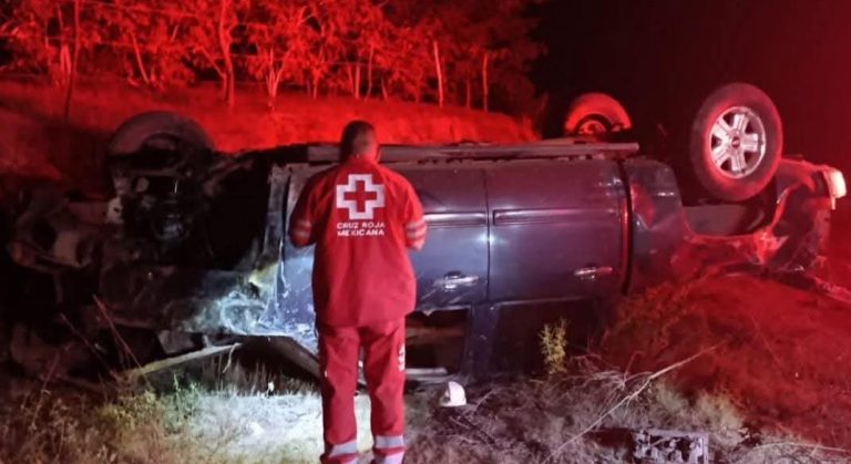 Vuelca camioneta en la carretera Huetamo-Ziritzícuaro; conductor la abandona