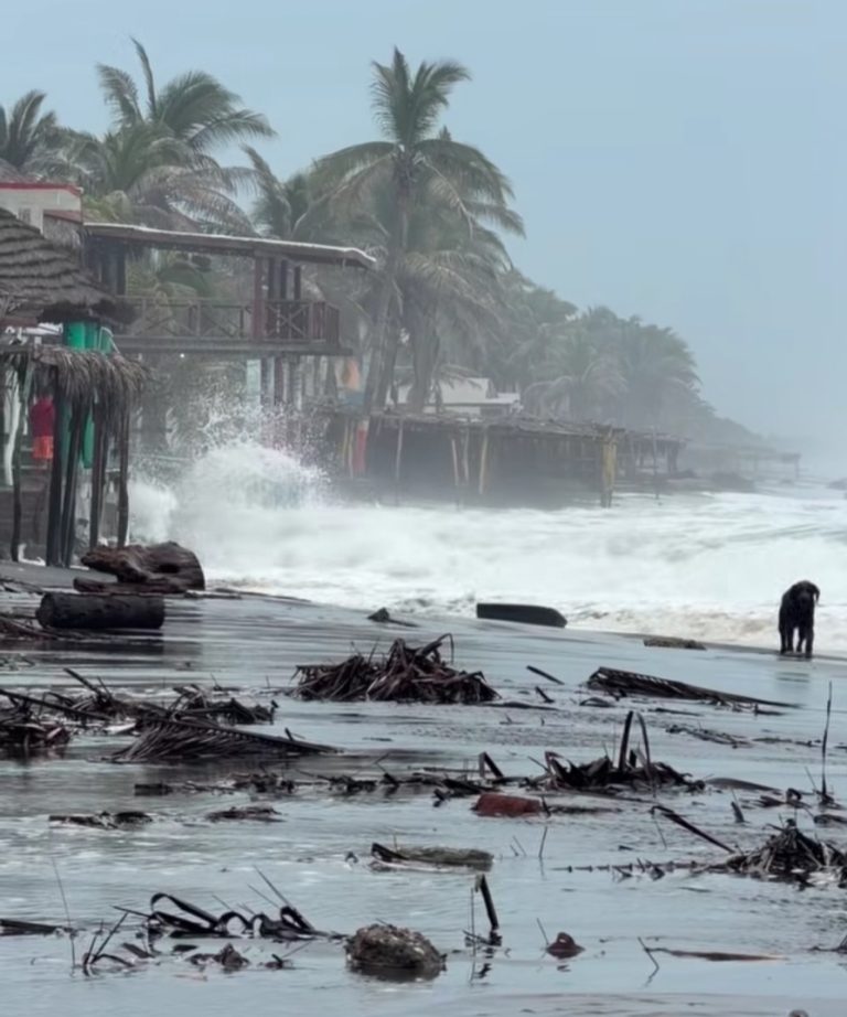 Huracán “Polo” mantendrá lluvias y oleaje elevado en Michoacán, hasta ahora sin mayores daños