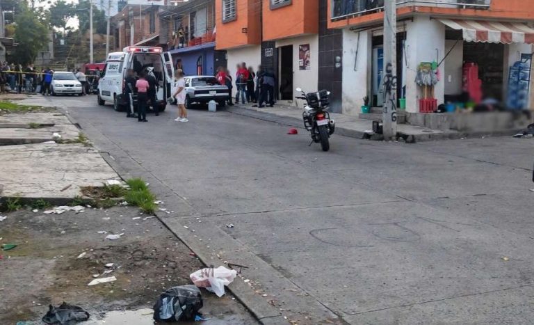 Agresión armada deja tres muertos y un menor herido, en Uruapan