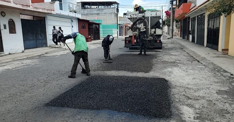 Ayuntamiento continúa con el trabajo de bacheo en distintos puntos del municipio