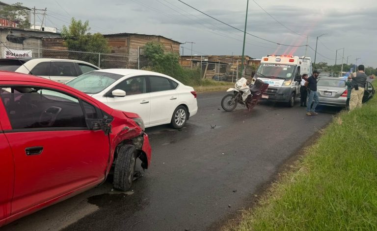 Choque entre dos autos deja una menor herida, en Morelia