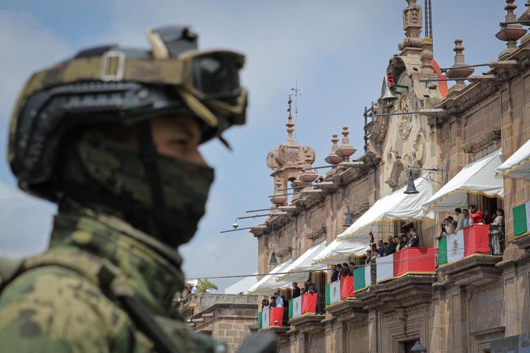Inicia desfile del 216 Aniversario de la Independencia