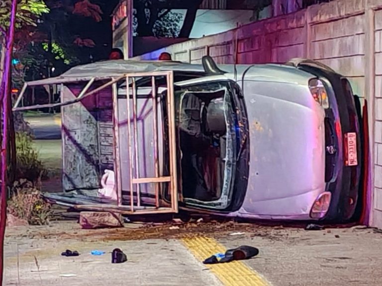 Accidente de camioneta deja un herido afuera del Complejo Sentimientos de la Nación, en Morelia