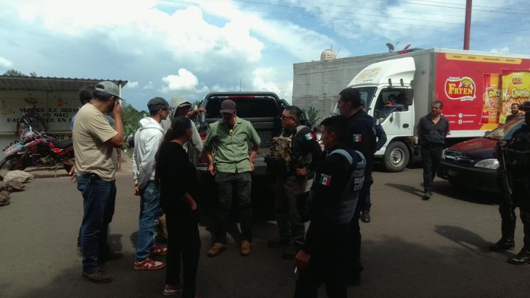 Familiares y pobladores bloquean carretera Madero-Acuitzio por desaparición de joven de 18 años