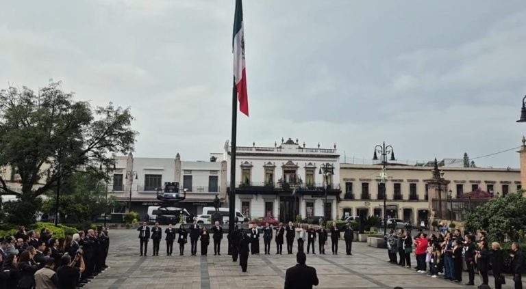 Ondea la bandera de México a media asta este 15 de septiembre