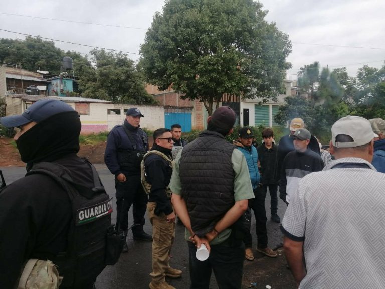 Continúa el bloqueo de la carretera Villa Madero-Acuitzio para exigir búsqueda de joven desaparecido