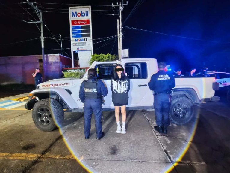 Policías de Zitácuaro detienen a una joven en poder de camioneta robada 