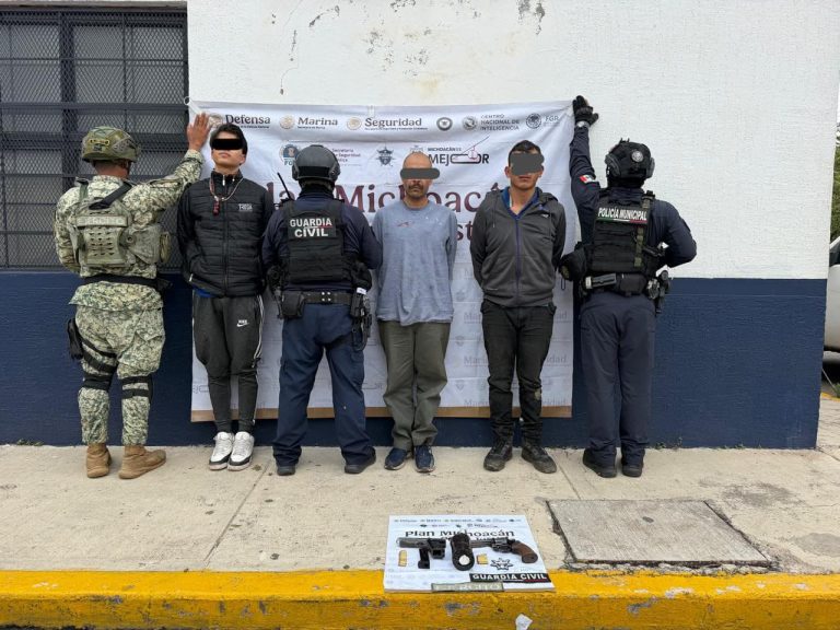Detienen a tres con explosivo improvisado y dos pistolas, en El Vergel de Zamora 