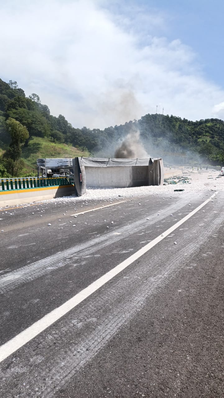 Vuelca tractocamión góndola sobre la Siglo XXI, tramo Pátzcuaro-Uruapan