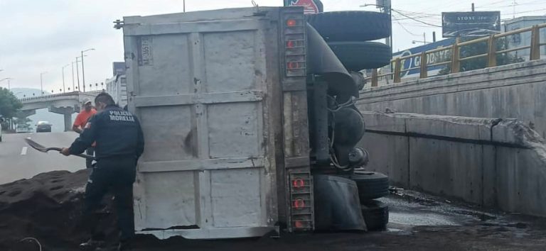 Vuelca camión de volteo sobre el Libramiento Norte de Morelia