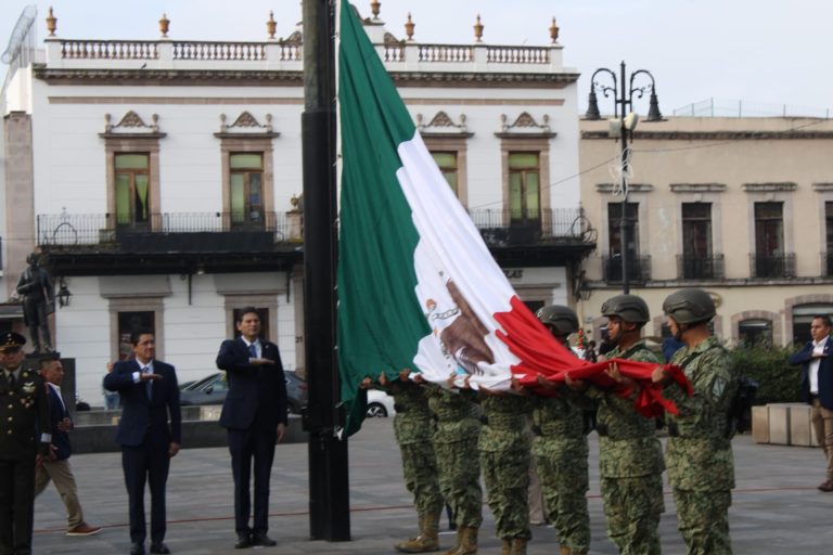 Alcalde encabeza izamiento de Bandera y da inicio a los festejos patrios en Morelia
