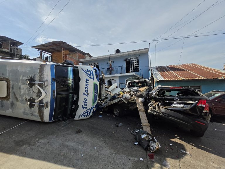Camión urbano sin frenos impacta contra 5 vehículos y vuelca, en Uruapan