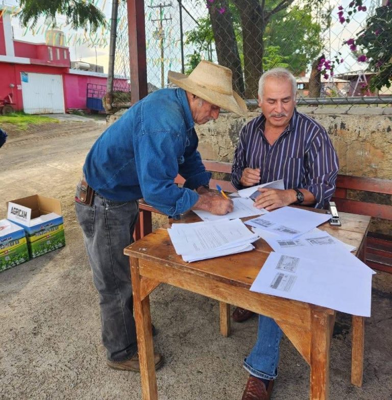 Ayuntamiento entrega insecticida para controlar la plaga de chapulín en los cultivos