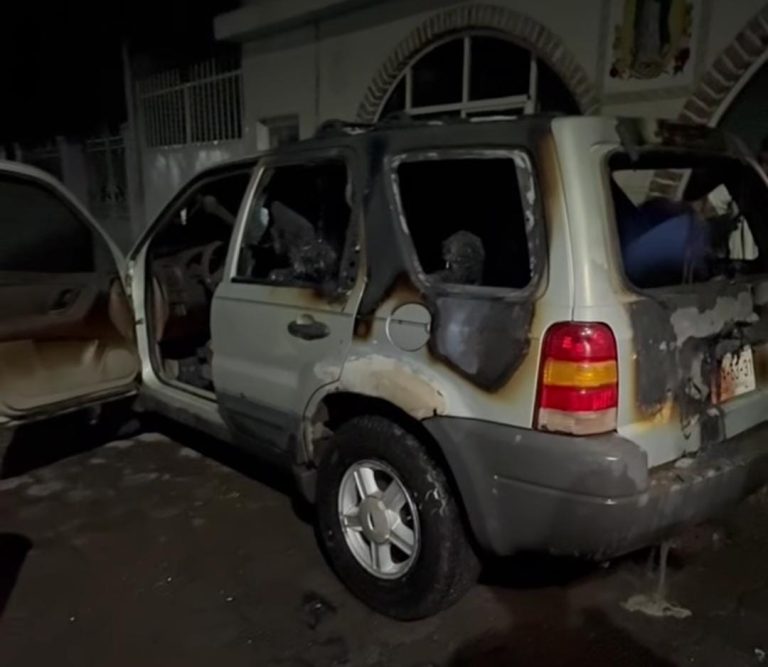 Delincuentes queman camioneta de creador de contenido y fotógrafo, en Jiquilpan