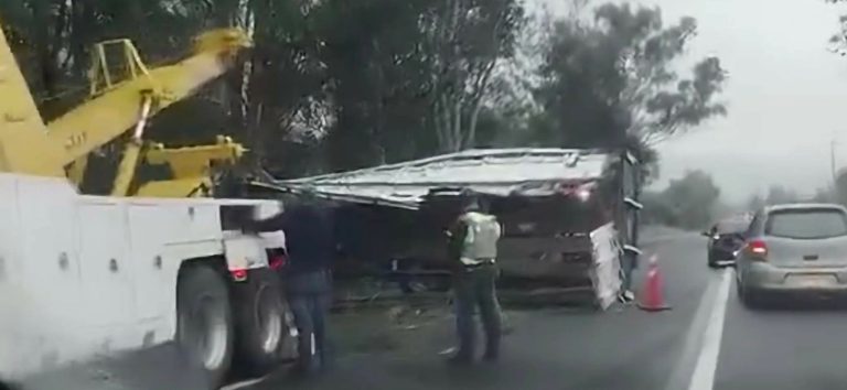 Vuelca camión limonero en la carretera Morelia-Pátzcuaro