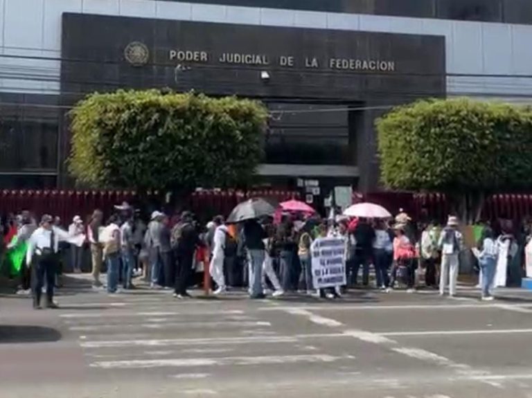 Marchan en exigencia de que gobierno de Bedolla acate resolución de suspensión de obra del Morebús
