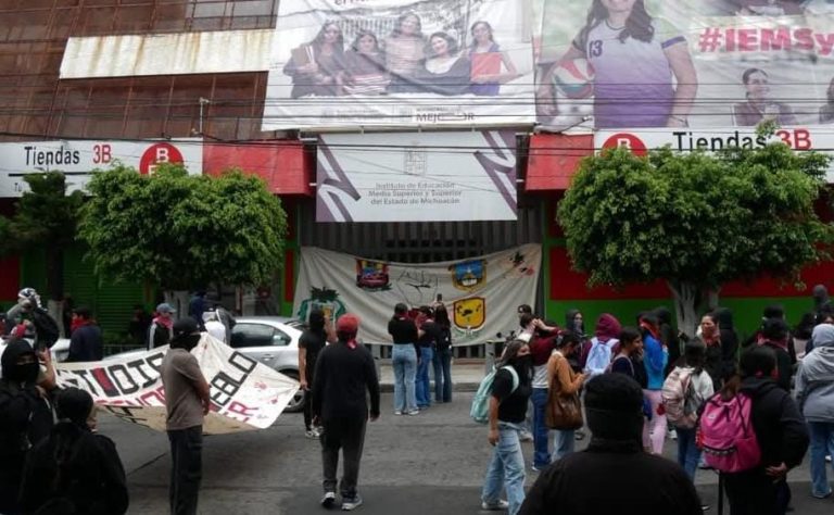 En demanda de entregar pliego petitorio y ser atendidos,  bloquean normalistas  sede del IEMSYSEM