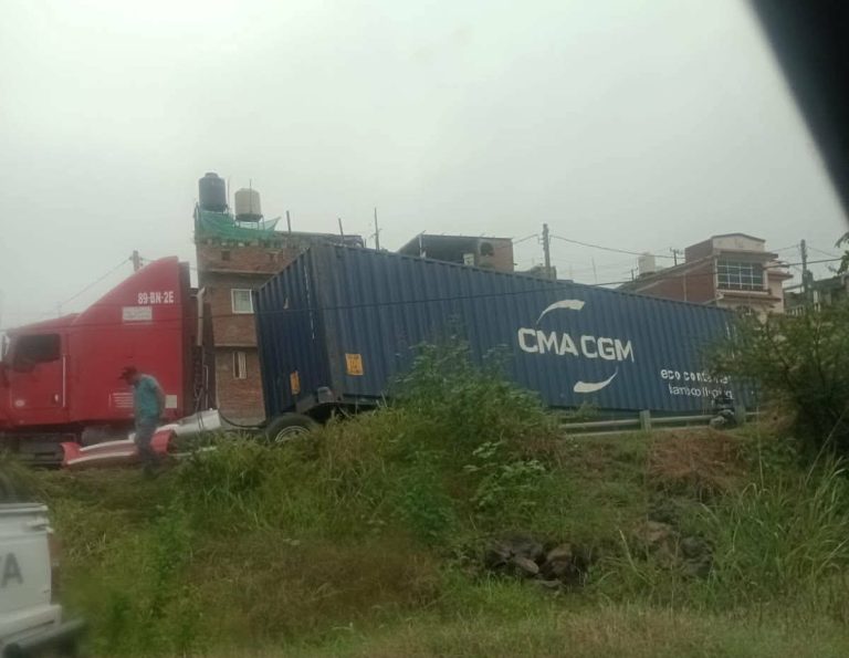 Tráiler queda atravesado en la Morelia-Maravatío; no hubo lesionados