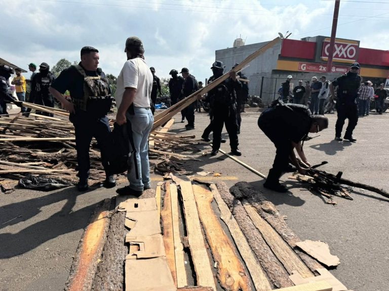 Tras diálogo con autoridades, manifestantes levantan bloqueo en la carretera Acuitzio-Villa Madero; continúa búsqueda de Iván