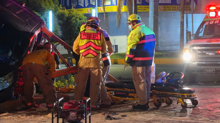 Dos sujetos hombres quedan prensados al chocar su camioneta contra glorieta, en Zamora