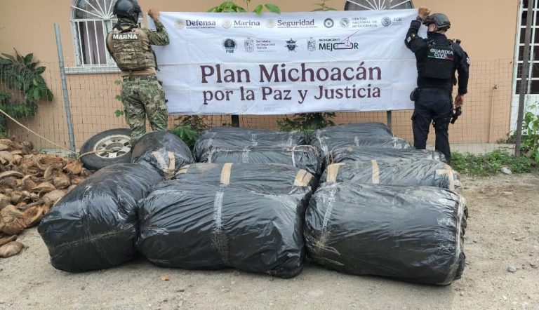 SSP y Marina aseguran camioneta con casi media tonelada de marihuana en Lázaro Cárdenas