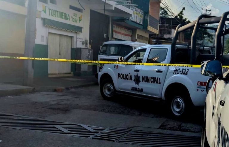 Pistoleros motorizados ejecutan a masculino en una tienda de abarrotes, en Uruapan
