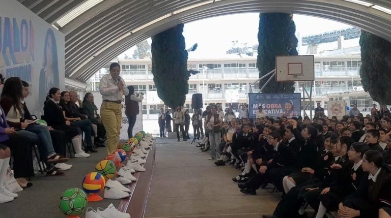 Inicia entrega de más de 200 mil pares de tenis para alumnos de mil 500 planteles de secundaria