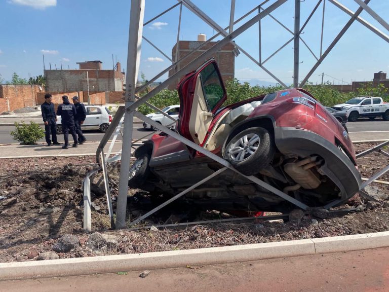 Se registra fuerte choque en el Bulevar Martí Mercado de La Piedad