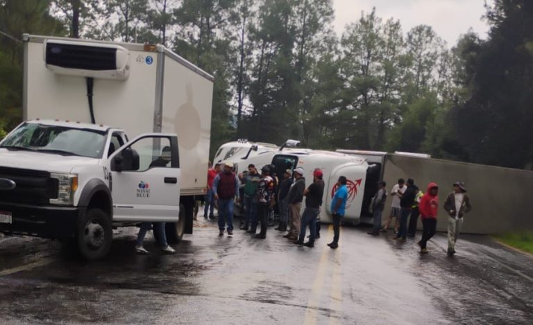 Tráiler vuelca en la carretera Uruapan – Los Reyes