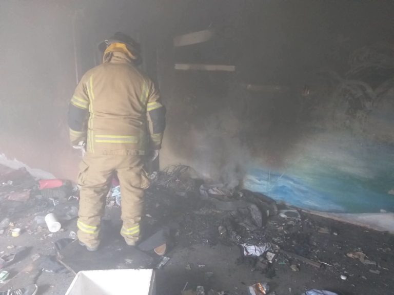 Se registra incendio en domicilio abandonado de la colonia Ejidal Tres Puentes, en Morelia