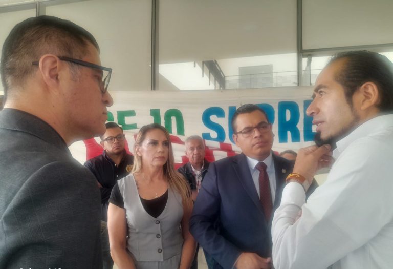 En demanda de cumplimiento de acuerdos firmados con UMSNH, padres de familia y Consejo Supremo Indígena toman rectoría