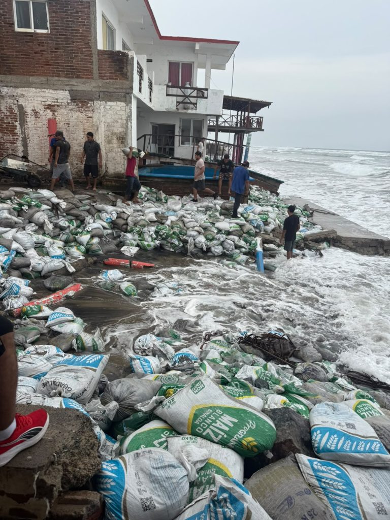 Entre costales y olas, Playa Azul resiste el embate de “Polo”