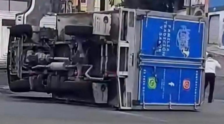 Vuelca camioneta y moto atropella a peatón, en distintos puntos de Morelia