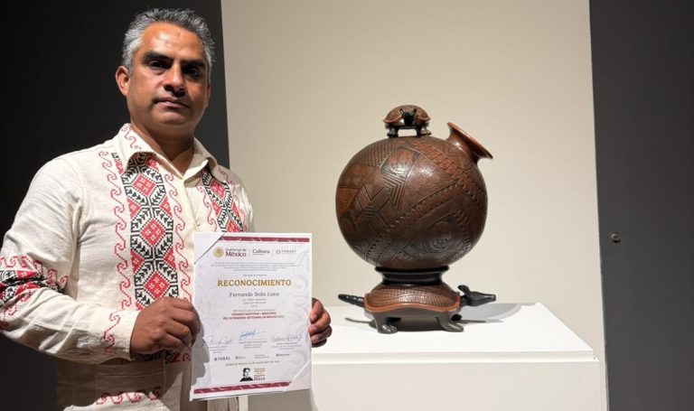 Maestro alfarero de Zinapécuaro gana máximo galardón en concurso nacional