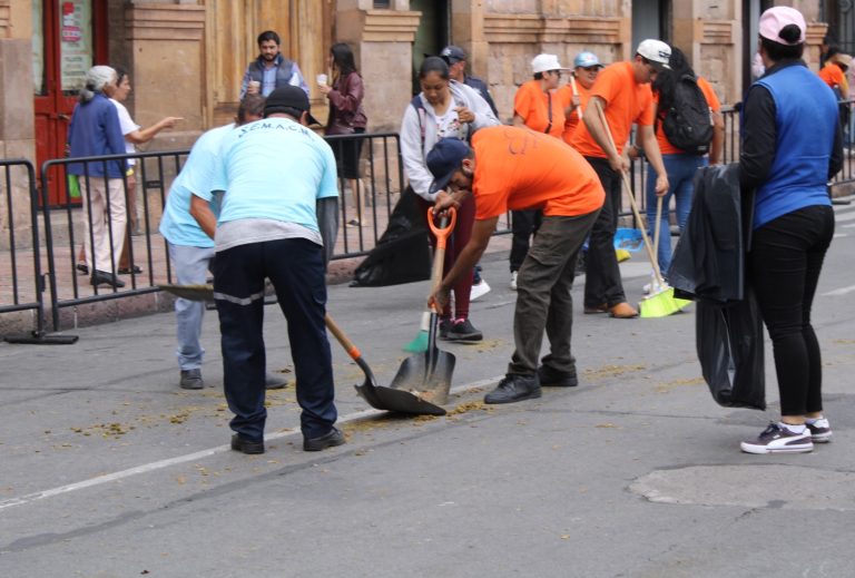 Con escobas, recogedores y botes de basura, el otro desfile en Morelia