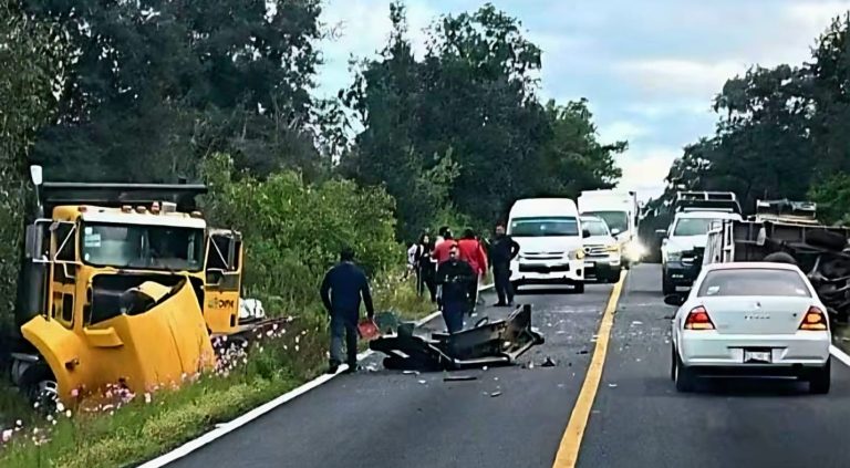 Choque de frente deja tres personas fallecidas, en la carretera Uruapan-Paracho