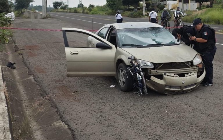 Automóvil embiste a ciclistas en la carretera Jacona–Los Reyes; hay una mujer fallecida