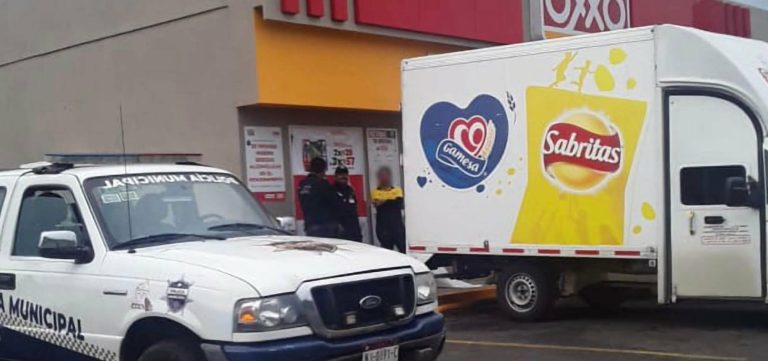 Sujetos con el rostro cubierto saquean camión repartidor de Sabritas en la región de Coeneo